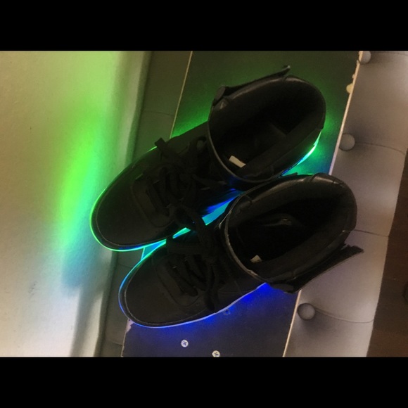LED light up sneakers - Picture 3 of 8